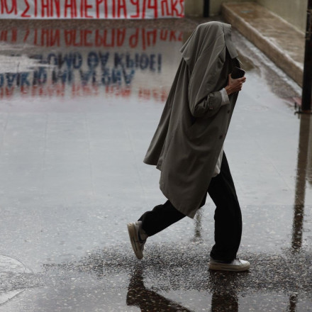Θυελλώδεις άνεμοι σαρώνουν τη Δυτική Ελλάδα: Σοβαρά προβλήματα σε Κοζάνη, Ιωάννινα, Κέρκυρα