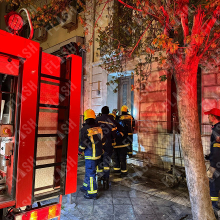 Φωτιά σε εγκαταλελειμμένο κτήριο στην Κουμουνδρούρου - Φωτό και Video