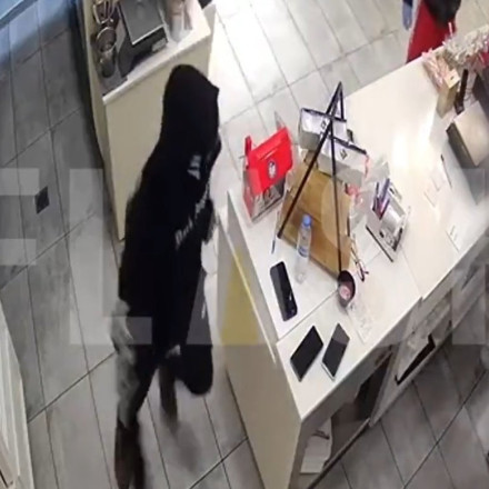 Βίντεο ντοκουμέντο: Η στιγμή που ληστές εισβάλλουν σε ζαχαροπλαστείο στη Νέα Σμύρνη