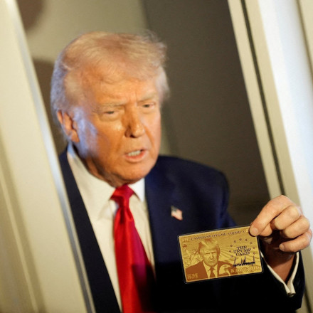 ΗΠΑ:Ο Τραμπ παρουσίασε τη χρυσή βίζα – Κοστίζει 5 εκατ. δολάρια κι έχει τη φωτό του