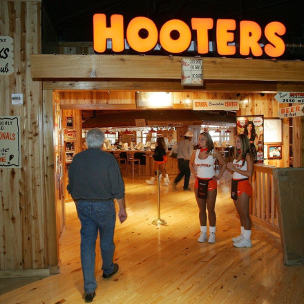 Αντίο κορίτσια με καυτά σορτς - Τέλος εποχής για την εμβληματική αλυσίδα εστιατορίων Hooters