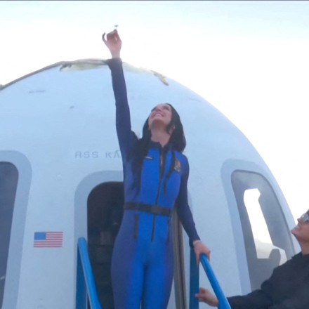 Επέστρεψαν στη Γη η Κέιτι Πέρι και η μνηστή του Τζεφ Μπέζος από την 11λεπτη «βόλτα» στο Διάστημα