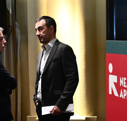 Ο Τσακαλώτος «τίναξε στον αέρα» το «γάμο» με ΣΥΡΙΖΑ - «Όχι» στη μονομερή συνεργασία λέει η ΝΕΑΡ Ο Τσακαλώτος «τίναξε στον αέρα» το «γάμο» με ΣΥΡΙΖΑ - «Όχι» στη μονομερή συνεργασία λέει η ΝΕΑΡ