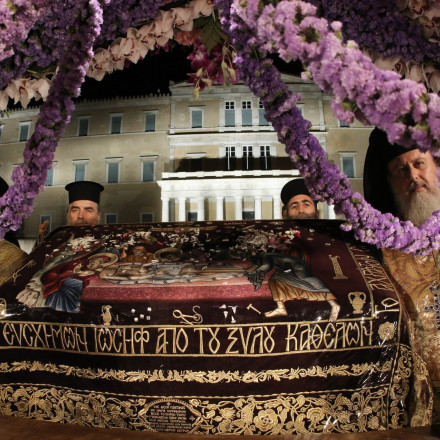 Το έθιμο των 7 Επιταφίων: Μια κατανυκτική πορεία στην καρδιά της Αθήνας