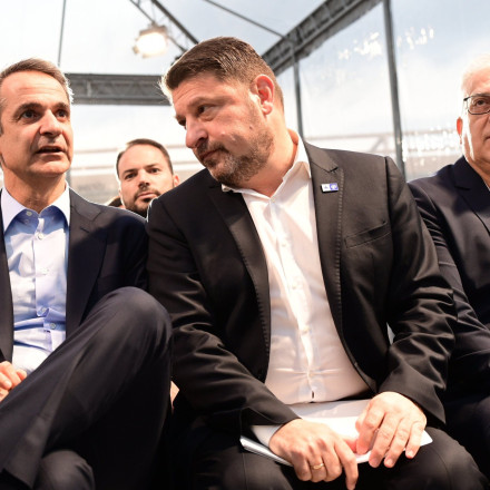 Ο Χαρδαλιάς είδε τον Μητσοτάκη και βγήκε χαρούμενος από το Μαξίμου...