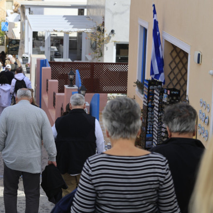 Η ΕΕ βάζει στο μικροσκόπιο τα νησιά: Νέα στρατηγική για στέγαση, υπερτουρισμό και κλιματική κρίση
