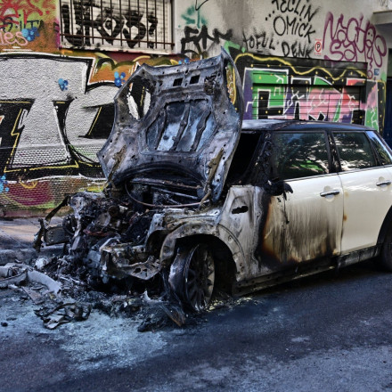 Eξάρχεια: Εικόνες καταστροφής από την επίθεση με μολότοφ -  Αποκαΐδια στην Καλλιδρομίου