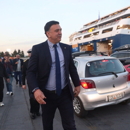 Σε πλήρη εξέλιξη η έξοδος του Πάσχα - Στο λιμάνι του Πειραιά ο Βασίλης Κικίλιας