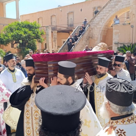 Με συγκίνηση και τιμές τα Χανιά είπαν το «τελευταίο αντίο» στον Δαμασκηνό