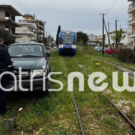 Πάρκαρε πάνω στις ράγες επειδή έτσι τον βόλευε - Αντέδρασε άμεσα ο μηχανοδηγός