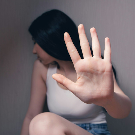 Κούρεψε την 16χρονη κόρη της επειδή ήταν άτακτη - Στο αυτόφωρο η 33χρονη μητέρα και ο 19χρονος γιος