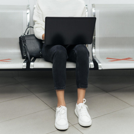 Είναι όντως επικίνδυνο να φοράμε κολάν στο αεροπλάνο; Τι λέει ειδικός για τα ρούχα στις πτήσεις