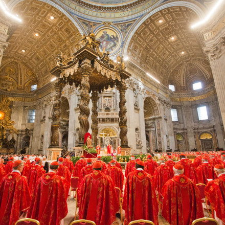 «Βόμβα» στο Βατικανό με καρδινάλιο να προειδοποιεί: Θα έχουμε σχίσμα αν εκλεγεί προοδευτικός Πάπας