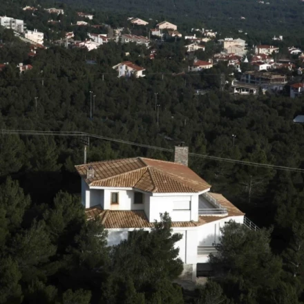 Ακίνητα κάτω των 2 στρεμμάτων εκτός οικοδομής: Κυβέρνηση–τοπική αυτοδιοίκηση σε έντονη αντιπαράθεση