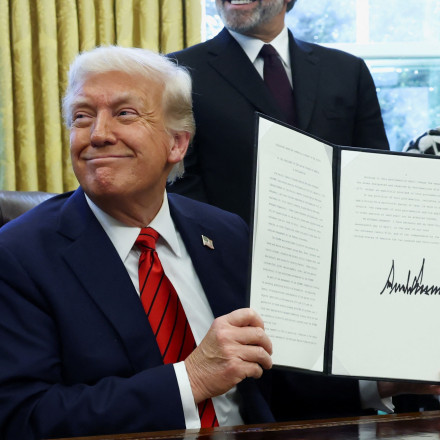 Ο Τραμπ αποκάλυψε συμφωνία με το Ηνωμένο Βασίλειο - Μείωση δασμών σε αυτοκίνητα, αλουμίνιο, χάλυβα