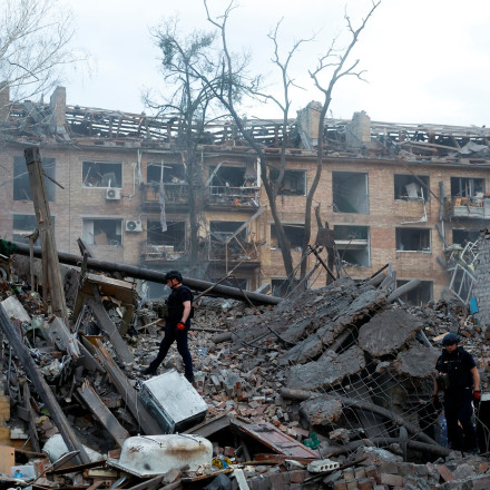 Η Ρωσία σφυροκοπά το Κίεβο και ο Τραμπ «βλέπει» ότι κλείνει συμφωνία