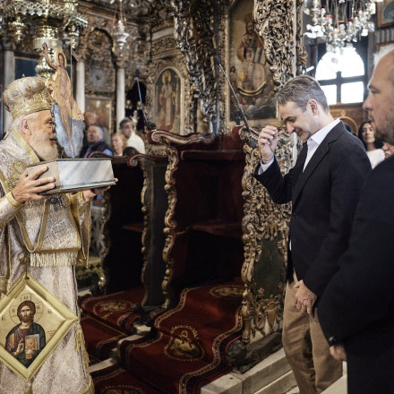 Ο Κυριάκος Μητσοτάκης στην πρώτη Ανάσταση στον Ιερό Ναό Ευαγγελιστρίας στην Τήνο