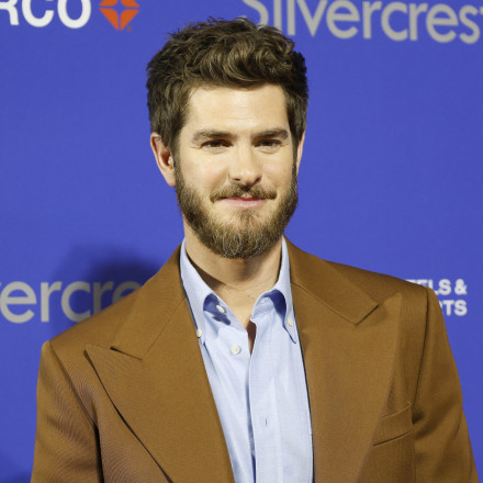 Άντριου Γκάρφιλντ: «Λύγισε» όταν είδε τον τάφο των δολοφονημένων από τους ναζί προγόνων του