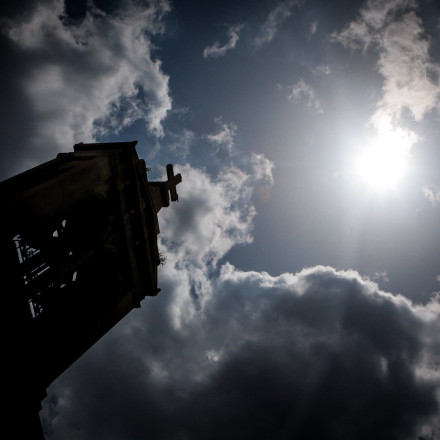 Μεγάλη Παρασκευή: Γιατί ο καιρός είναι πάντα μουντός και βροχερός - Αλήθεια ή σύμπτωση