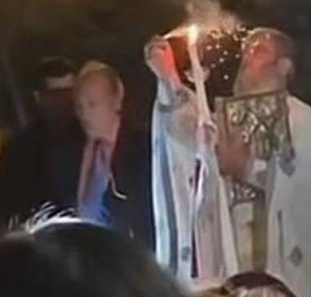 Απίστευτο κι όμως αληθινό: Ιερέας στην Κεφαλονιά είπε το «Χριστός Ανέστη» με... δυναμιτάκια Απίστευτο κι όμως αληθινό: Ιερέας στην Κεφαλονιά είπε το «Χριστός Ανέστη» με... δυναμιτάκια