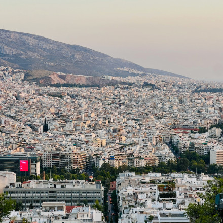 «Κοινωνική Αντιπαροχή»: Υπεγράφη η ΚΥΑ για δωρεάν σπίτια σε νέους – Πώς θα λειτουργήσει το πρόγραμμα