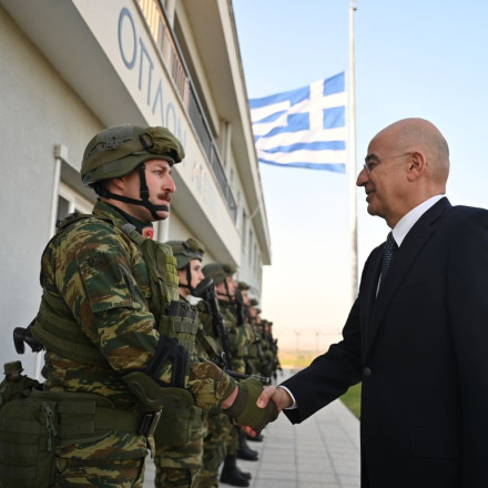 Σε επιτηρητικό φυλάκιο της Λέσβου την Κυριακή ο Δένδιας και πασχαλινό γεύμα στο 221 ΤΕ