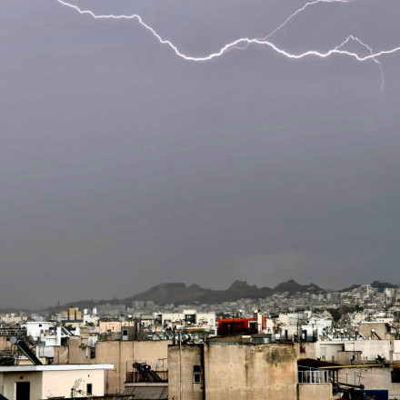 Η σκόνη φεύγει, οι καταιγίδες έρχονται - Πού θα χτυπήσουν τα έντονα φαινόμενα Κυριακή και Δευτέρα