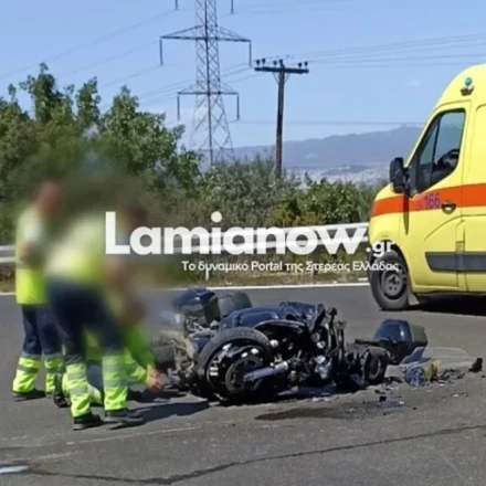 «Καρμανιόλες» οι δρόμοι: Απίστευτο τροχαίο στη Λαμία - Διαλύθηκε μηχανή μετά από σύγκρουση με ΙΧ