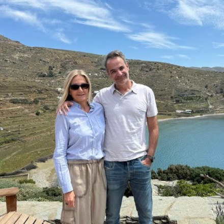 «Ημέρα χαράς, αγάπης και δύναμης»: Οι ευχές Μητσοτάκη για το Πάσχα αγκαλιά με τη Μαρέβα