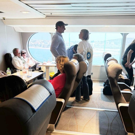 Ο Κυριάκος Μητσοτάκης για Πάσχα στην Τήνο - Mε εκδρομικό outfit στο πλοίο (εικόνες)