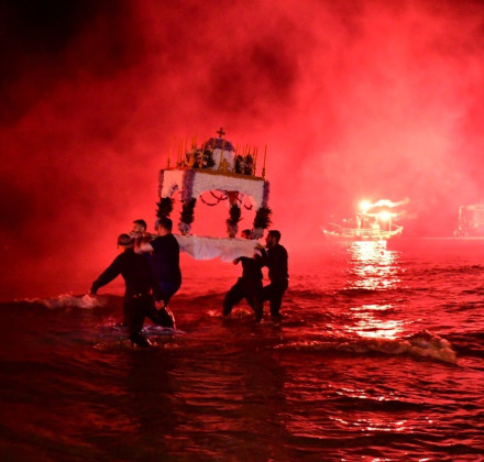 Σε κλίμα κατάνυξης η Ακολουθία και η Περιφορά του Επιταφίου σε όλη τη χώρα Σε κλίμα κατάνυξης η Ακολουθία και η Περιφορά του Επιταφίου σε όλη τη χώρα