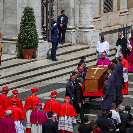 Ο Πάπας Φραγκίσκος ταξιδεύει πλέον στην αιωνιότητα - Οι επικρατέστεροι για το δαχτυλίδι διαδοχής