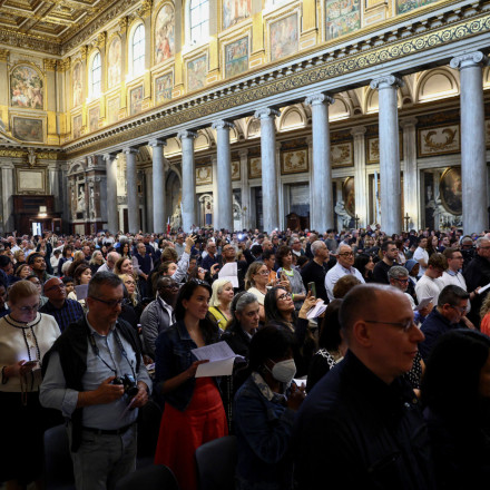 Δύο ώρες αναμονή για να φτάσουν οι πιστοί στον τάφο του Πάπα – Τα φαβορί για να τον διαδεχθούν