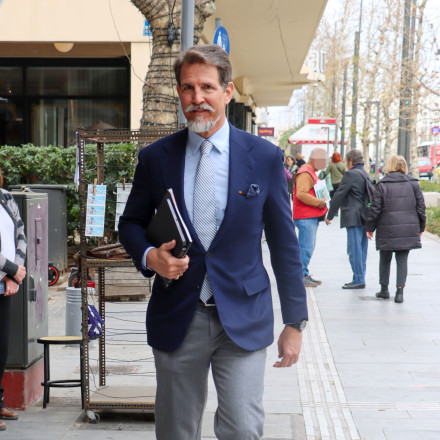 Παύλος Ντε Γκρες: Τι απαντά για την εκπλήρωση των στρατιωτικών υποχρεώσεων του γιου και του αδερφού του