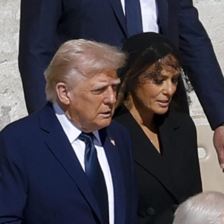 Κηδεία Πάπα Φραγκίσκου: Οι 4 λέξεις της Μελάνια στο αυτί του Τραμπ απέτρεψαν διπλωματικό επεισόδιο