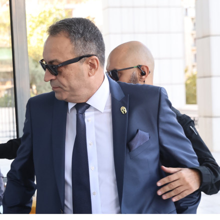 Σπαρτιάτες: Ξεκίνησε η δίκη για την εξαπάτηση των εκλογέων - Όπισθεν ολοταχώς από Στίγκα