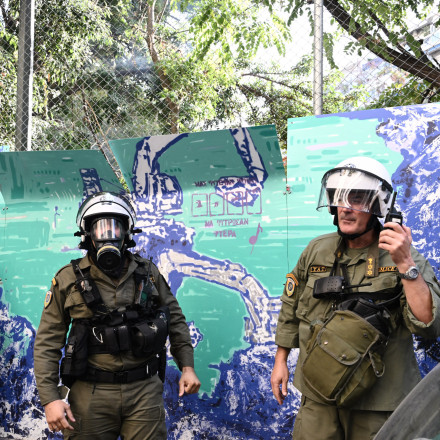 Ένταση στον λόφο του Στρέφη: Καταγγελίες για χρήση κρότου λάμψης από τα ΜΑΤ ενώ έπαιζαν μικρά παιδιά