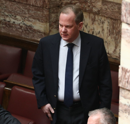 Τέμπη: Αντίγραφο της δικογραφίας έλαβε ο Καραμανλής - Μόλις 16 βουλευτές έχουν δει το ογκώδες υλικό