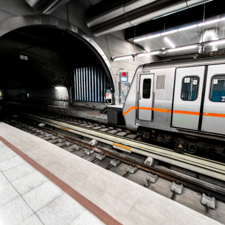 Χωρίς τις αισθήσεις του ανασύρθηκε ο άνδρας που έπεσε στο Μετρό της Ακρόπολης