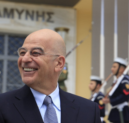 Το νέο παραμύθι με τις αρμοδιότητες Δένδια έχει δράκο τα εξοπλιστικά Το νέο παραμύθι με τις αρμοδιότητες Δένδια έχει δράκο τα εξοπλιστικά