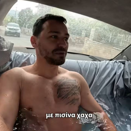 Απίστευτος YouTuber: Μετέτρεψε το αυτοκίνητό του σε πισίνα και προσπάθησε να βάλει περαστικούς