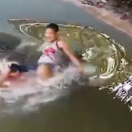 Βίντεο-σοκ: Πήγε να βγάλει selfie με κροκόδειλο νομίζοντας ότι είναι άγαλμα - Γλίτωσε από καθαρή τύχη