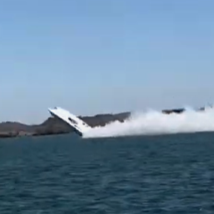 Ταχύπλοο «εκτός ελέγχου»: Η στιγμή που εκτοξεύεται στον αέρα και «φέρνει» τούμπες - Βίντεο