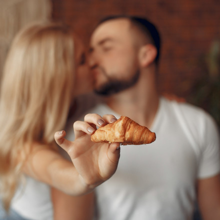 Ευχάριστα νέα για όσους πάσχουν από κοιλιοκάκη: Η γλουτένη δεν μεταφέρεται με το φιλί