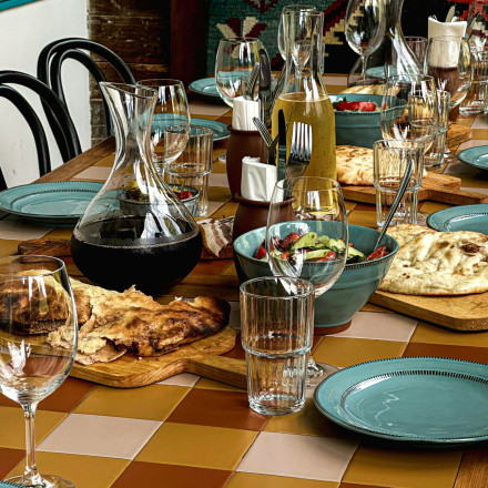 H λανθασμένη συνήθεια στο τραπέζι που μας κάνει να τρώμε πολύ περισσότερο χωρίς να το θέλουμε