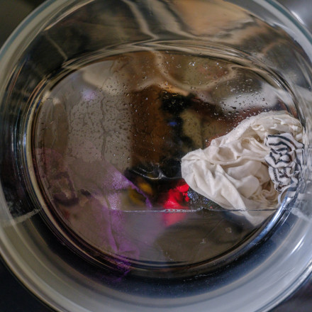 Έρευνα σοκ για το πλυντήριο ρούχων - Πώς «εξαπλώνει» βακτήρια αντί να τα «σκοτώνει»