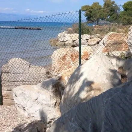 Ερμιονίδα: Ογκόλιθοι, προβλήτες και περιφράξεις «κλείνουν» δημόσια παραλία