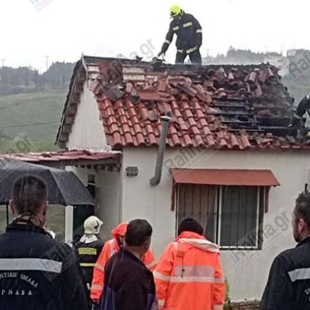 Φωτιά από κεραυνό σε σκεπή μονοκατοικίας στο Βαρνάβα