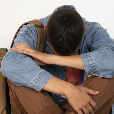 Απίστευτες καταγγελίες για Γυμνασιάρχη στην Πάτρα: Αναγκάζει μαθητές να ζητούν συγγνώμη γονατιστοί