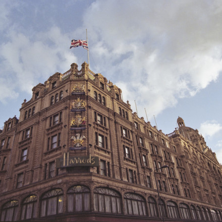 Σοκ στη Βρετανία: Τα Harrods στο στόχαστρο χάκερς – Τι φοβούνται οι αρχές